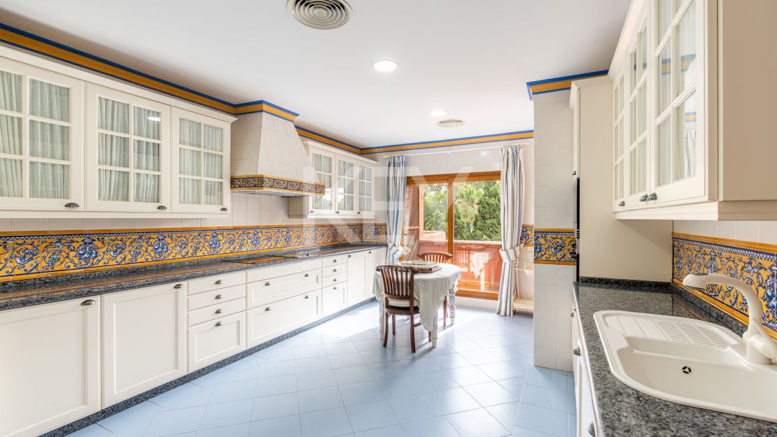 Ático dúplex de 5 dormitorios con piscina privada en la azotea en Alhambra del Golf, Estepona Este