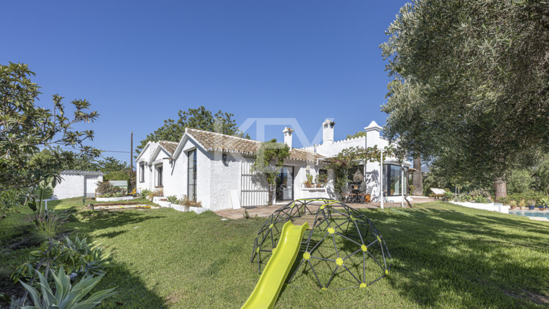 Красочная элегантность и современный комфорт в этой отремонтированной вилле в Гвадалмине