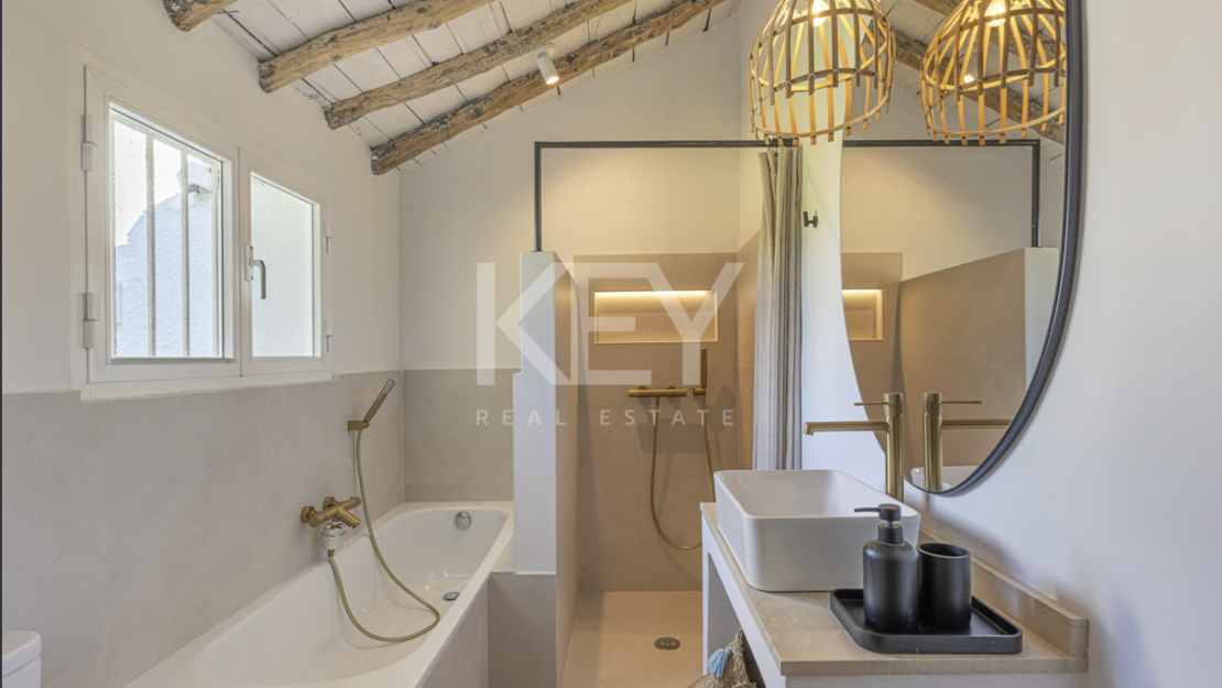 Красочная элегантность и современный комфорт в этой отремонтированной вилле в Гвадалмине