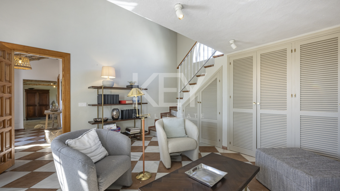 Красочная элегантность и современный комфорт в этой отремонтированной вилле в Гвадалмине