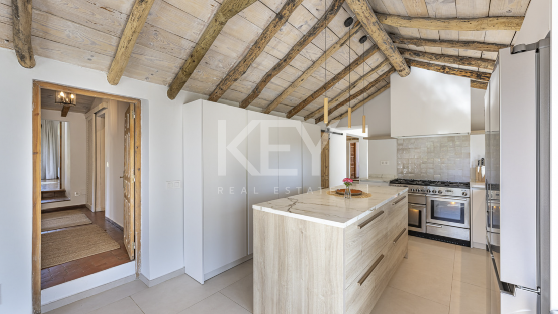 Красочная элегантность и современный комфорт в этой отремонтированной вилле в Гвадалмине