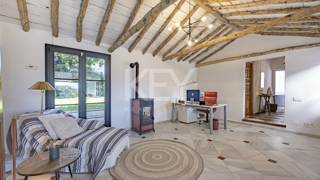 Красочная элегантность и современный комфорт в этой отремонтированной вилле в Гвадалмине