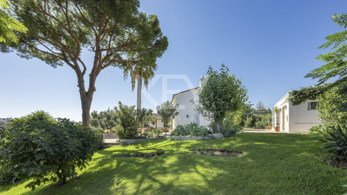 Красочная элегантность и современный комфорт в этой отремонтированной вилле в Гвадалмине