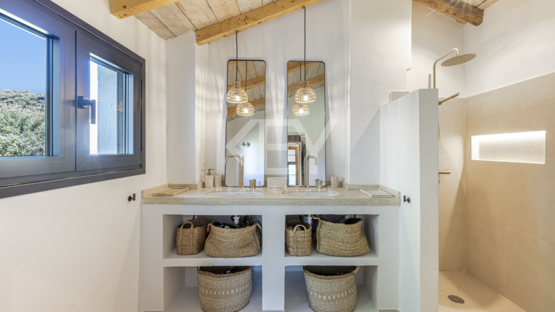 Красочная элегантность и современный комфорт в этой отремонтированной вилле в Гвадалмине