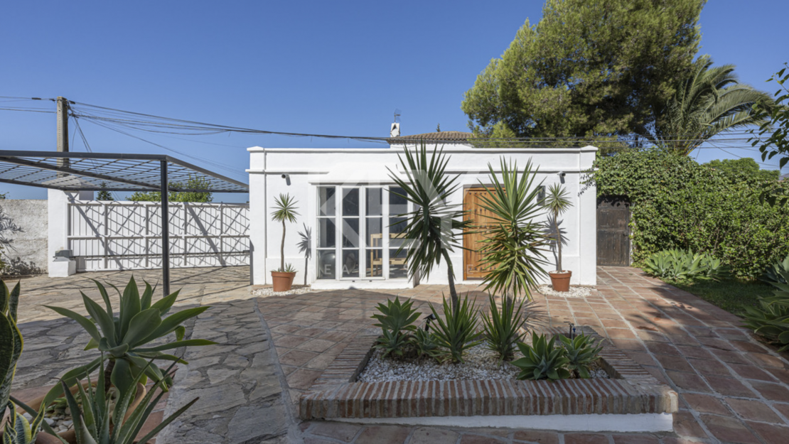 Красочная элегантность и современный комфорт в этой отремонтированной вилле в Гвадалмине