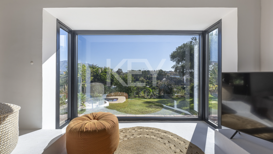 Красочная элегантность и современный комфорт в этой отремонтированной вилле в Гвадалмине