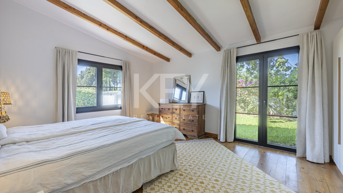 Красочная элегантность и современный комфорт в этой отремонтированной вилле в Гвадалмине