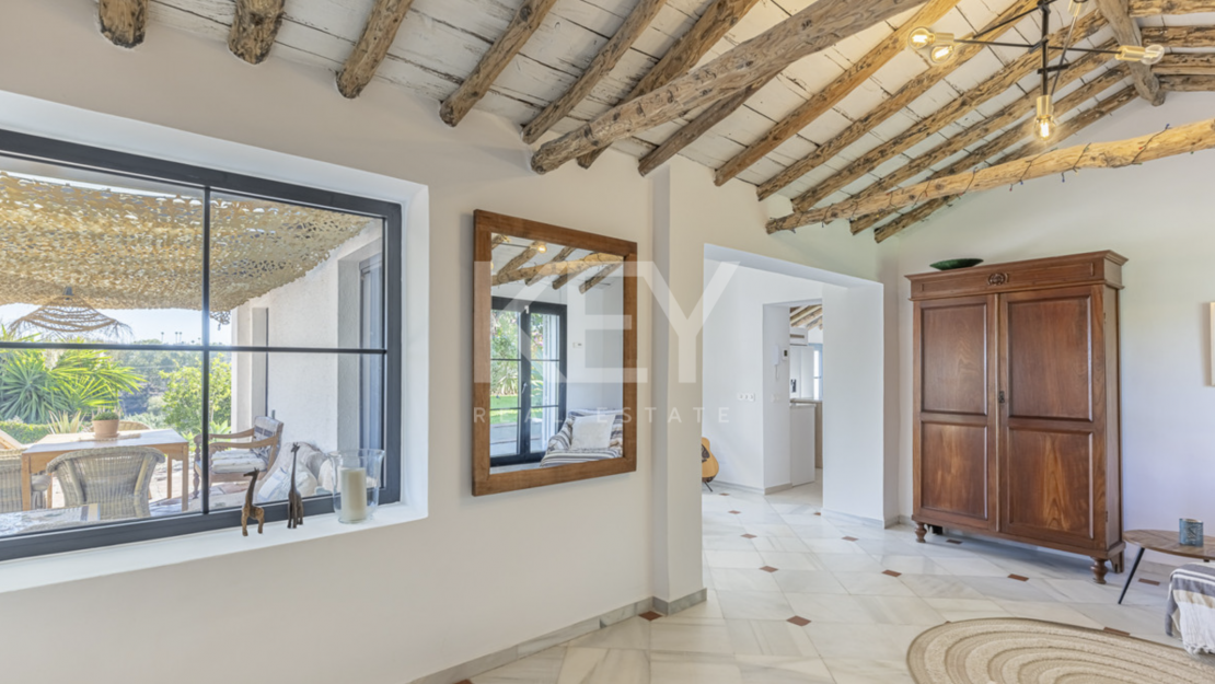 Красочная элегантность и современный комфорт в этой отремонтированной вилле в Гвадалмине