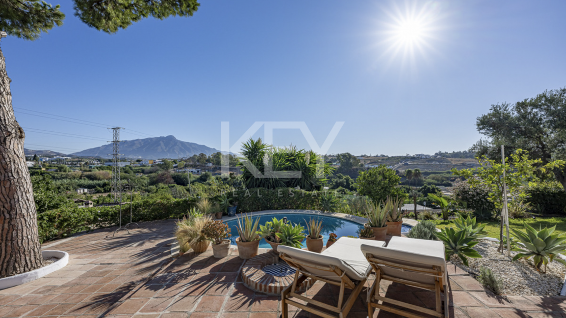 Красочная элегантность и современный комфорт в этой отремонтированной вилле в Гвадалмине