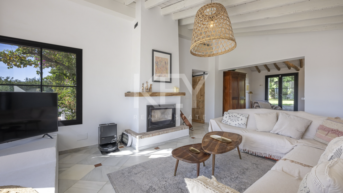 Красочная элегантность и современный комфорт в этой отремонтированной вилле в Гвадалмине