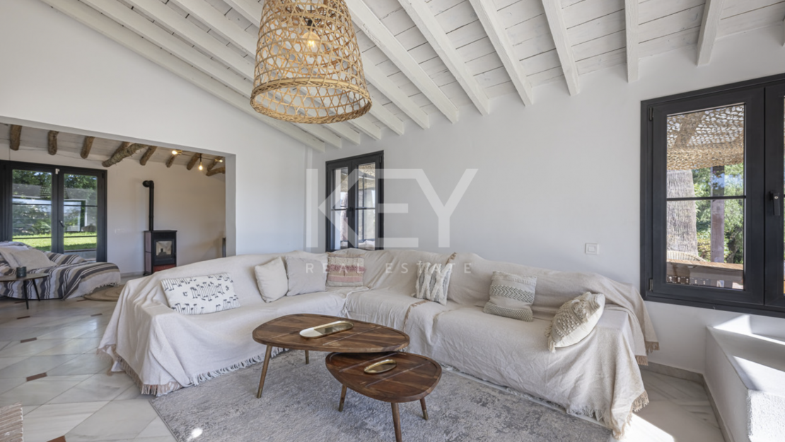 Красочная элегантность и современный комфорт в этой отремонтированной вилле в Гвадалмине