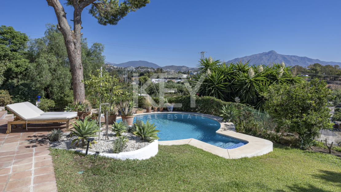 Красочная элегантность и современный комфорт в этой отремонтированной вилле в Гвадалмине