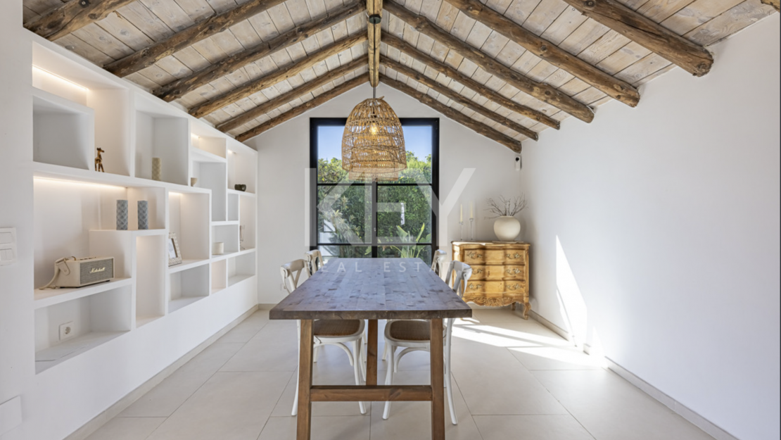 Красочная элегантность и современный комфорт в этой отремонтированной вилле в Гвадалмине