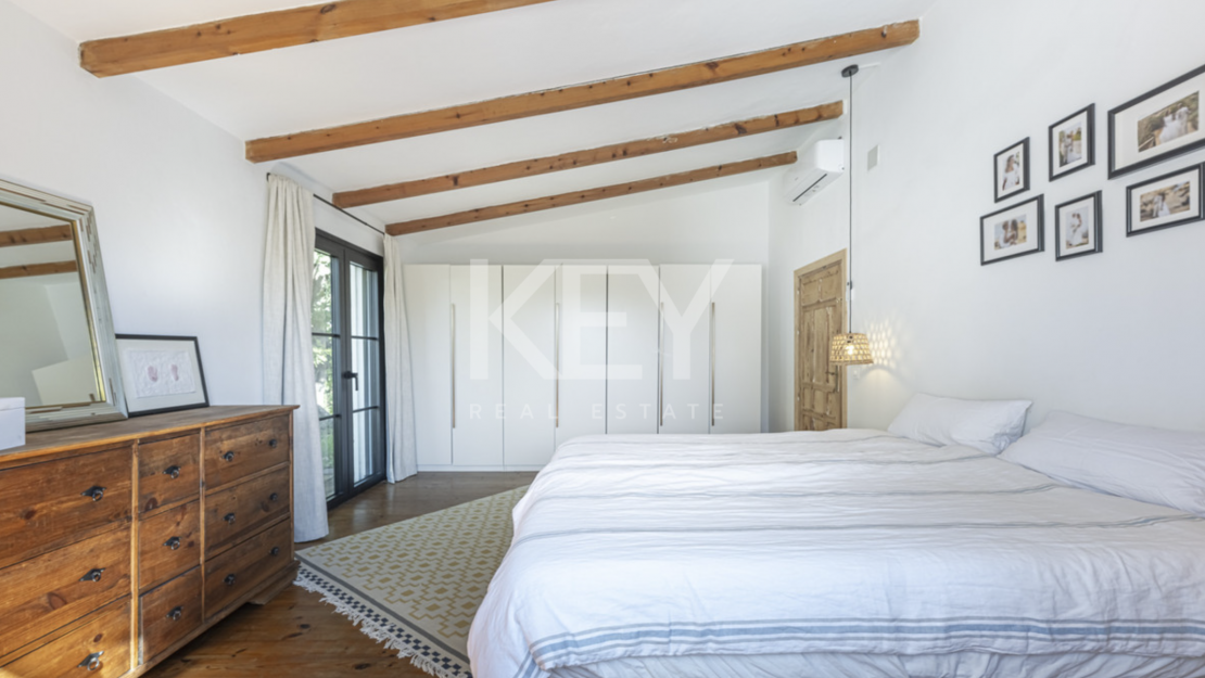 Красочная элегантность и современный комфорт в этой отремонтированной вилле в Гвадалмине