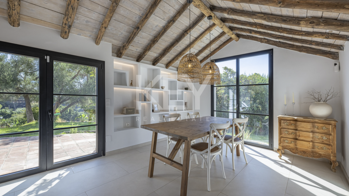 Красочная элегантность и современный комфорт в этой отремонтированной вилле в Гвадалмине