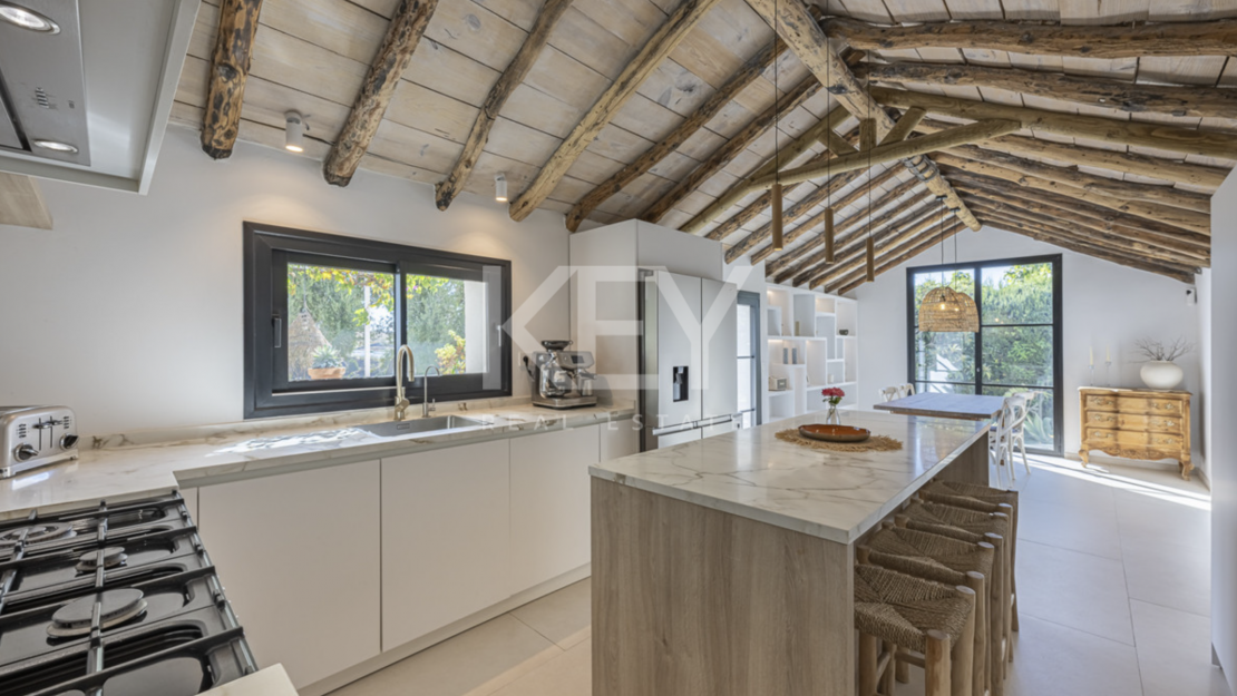 Красочная элегантность и современный комфорт в этой отремонтированной вилле в Гвадалмине