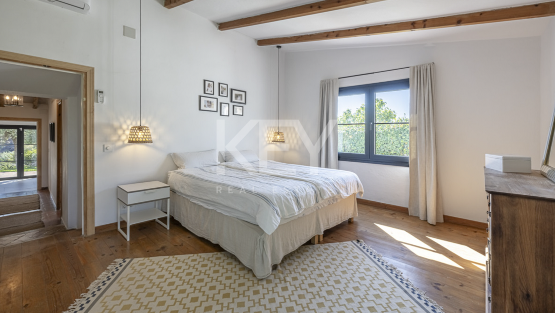 Красочная элегантность и современный комфорт в этой отремонтированной вилле в Гвадалмине