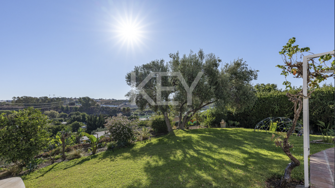 Красочная элегантность и современный комфорт в этой отремонтированной вилле в Гвадалмине