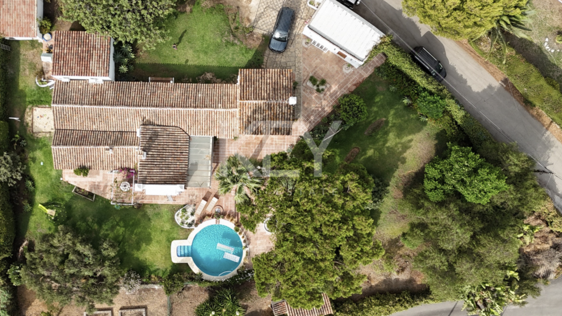 Красочная элегантность и современный комфорт в этой отремонтированной вилле в Гвадалмине