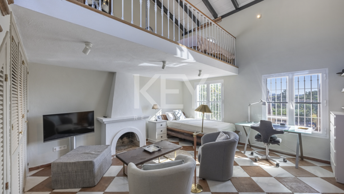 Красочная элегантность и современный комфорт в этой отремонтированной вилле в Гвадалмине