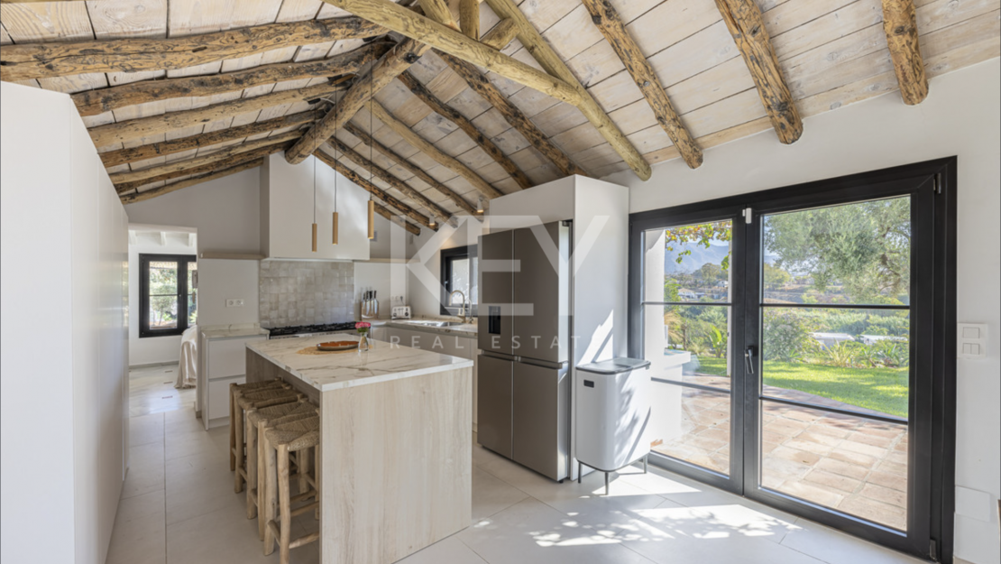 Красочная элегантность и современный комфорт в этой отремонтированной вилле в Гвадалмине