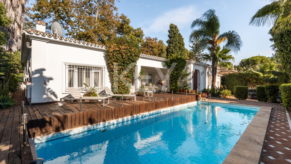 Элегантная вилла с видом на гольф и спокойной атмосферой для жизни на свежем воздухе в Гуадальмина Альта