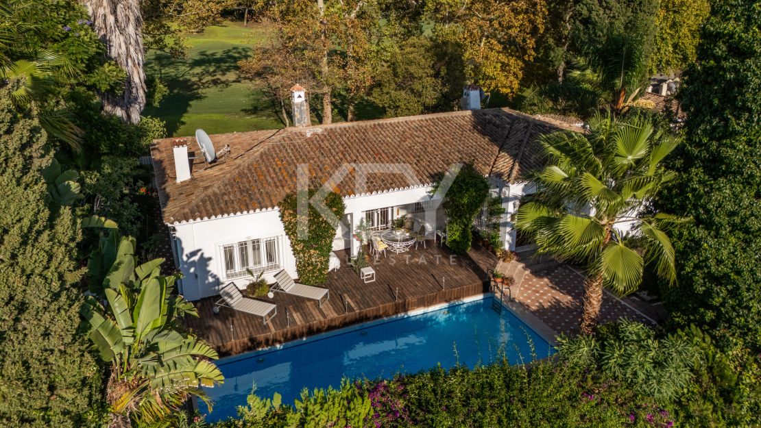 Элегантная вилла с видом на гольф и спокойной атмосферой для жизни на свежем воздухе в Гуадальмина Альта