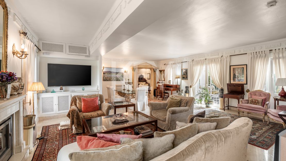 Элегантная вилла с видом на гольф и спокойной атмосферой для жизни на свежем воздухе в Гуадальмина Альта