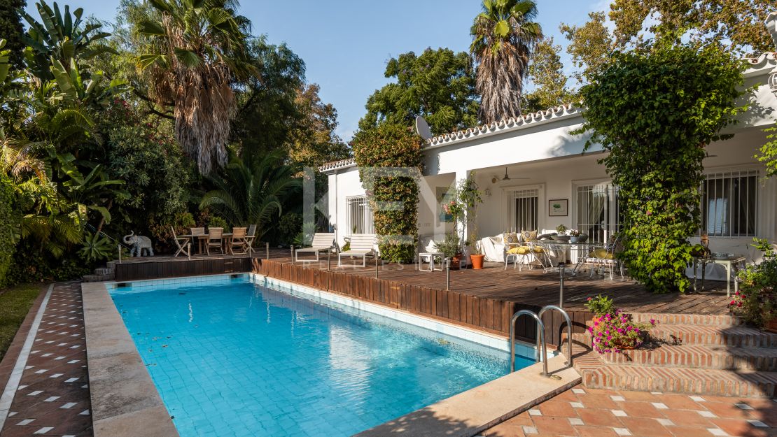 Elegant villa with golf views and serene outdoor living in Guadalmina Alta