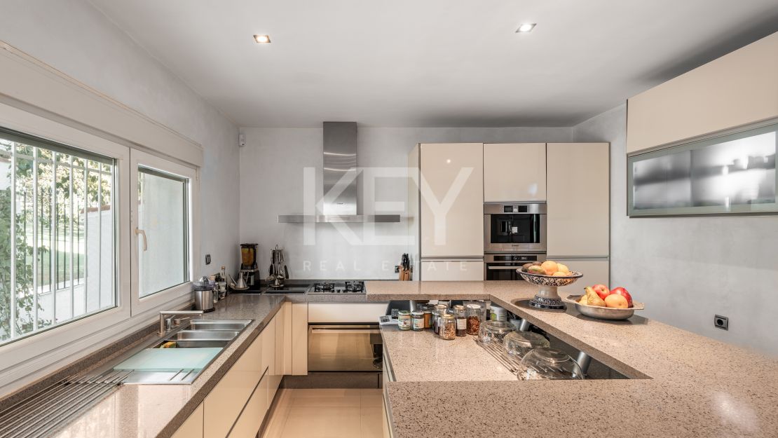 Элегантная вилла с видом на гольф и спокойной атмосферой для жизни на свежем воздухе в Гуадальмина Альта