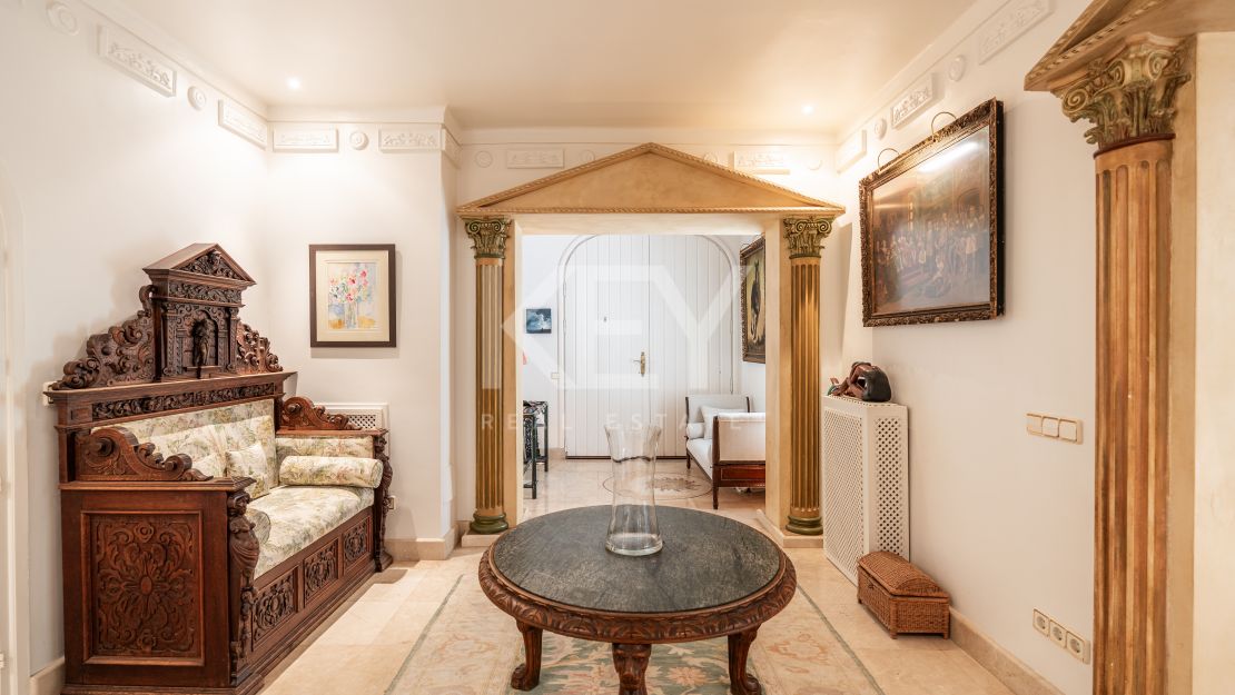 Элегантная вилла с видом на гольф и спокойной атмосферой для жизни на свежем воздухе в Гуадальмина Альта