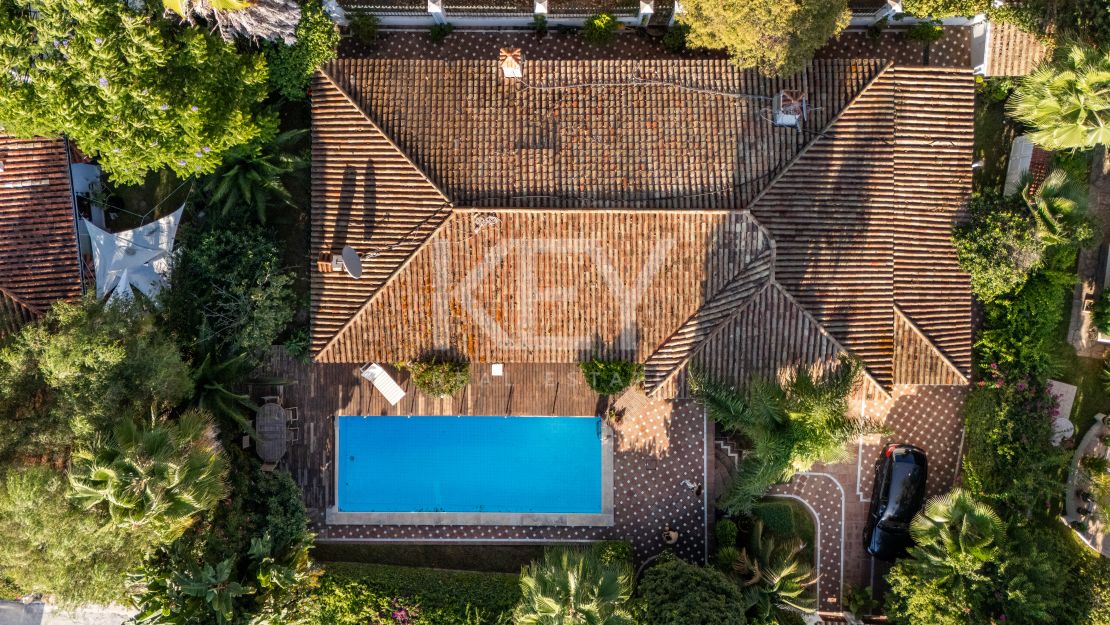 Элегантная вилла с видом на гольф и спокойной атмосферой для жизни на свежем воздухе в Гуадальмина Альта