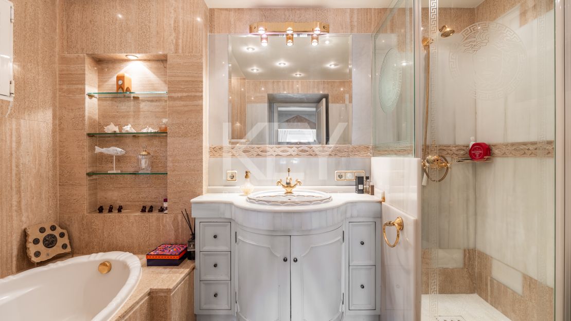 Элегантная вилла с видом на гольф и спокойной атмосферой для жизни на свежем воздухе в Гуадальмина Альта