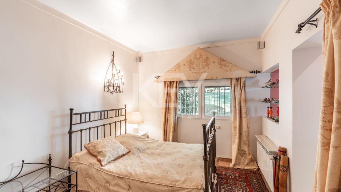 Элегантная вилла с видом на гольф и спокойной атмосферой для жизни на свежем воздухе в Гуадальмина Альта