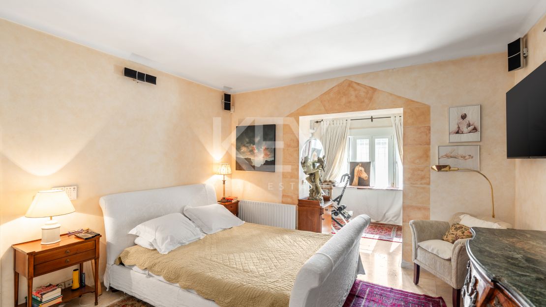 Элегантная вилла с видом на гольф и спокойной атмосферой для жизни на свежем воздухе в Гуадальмина Альта