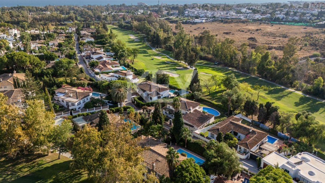 Элегантная вилла с видом на гольф и спокойной атмосферой для жизни на свежем воздухе в Гуадальмина Альта