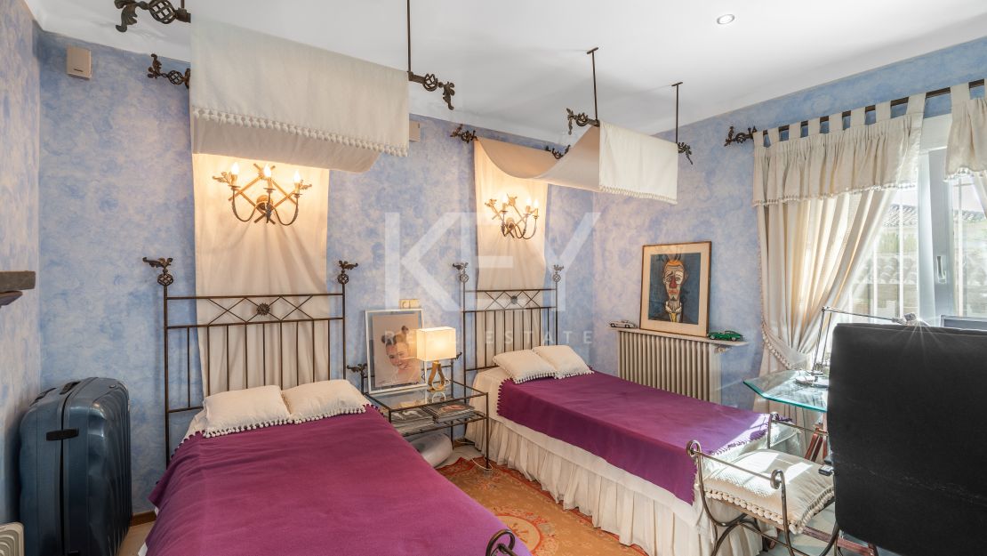 Элегантная вилла с видом на гольф и спокойной атмосферой для жизни на свежем воздухе в Гуадальмина Альта