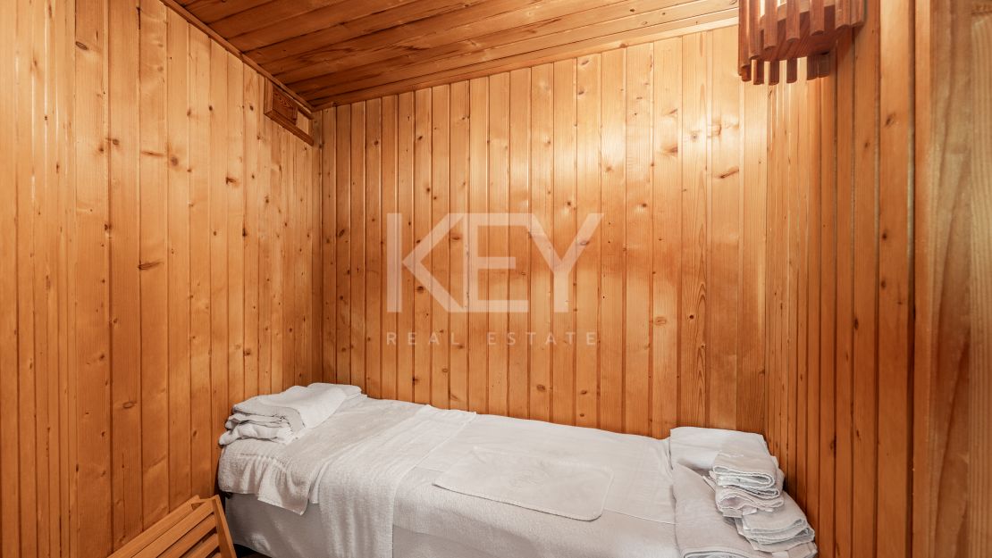 Элегантная вилла с видом на гольф и спокойной атмосферой для жизни на свежем воздухе в Гуадальмина Альта