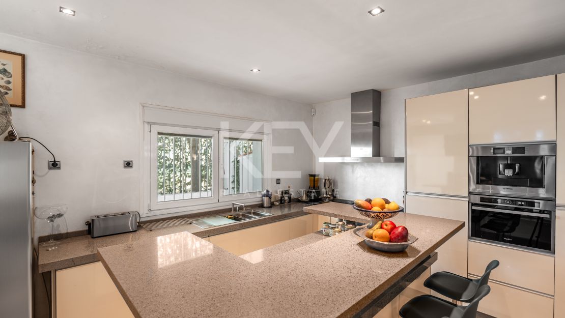 Элегантная вилла с видом на гольф и спокойной атмосферой для жизни на свежем воздухе в Гуадальмина Альта