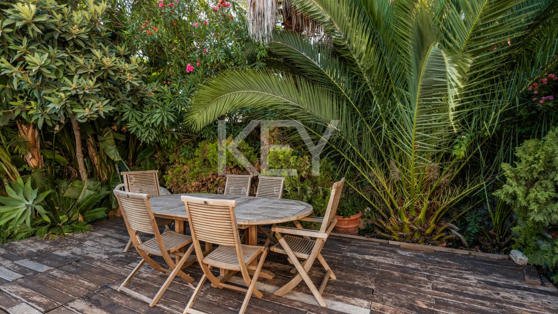 Элегантная вилла с видом на гольф и спокойной атмосферой для жизни на свежем воздухе в Гуадальмина Альта