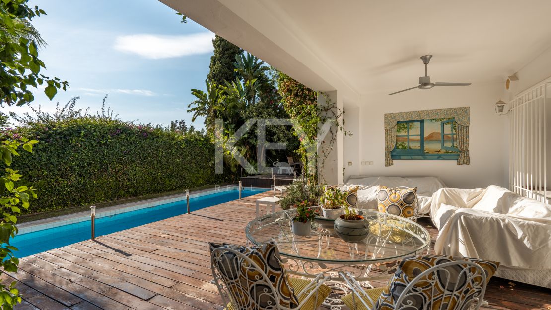 Элегантная вилла с видом на гольф и спокойной атмосферой для жизни на свежем воздухе в Гуадальмина Альта