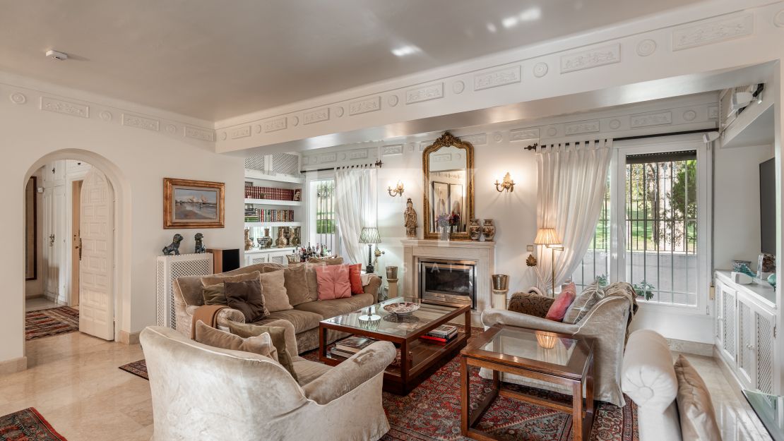 Элегантная вилла с видом на гольф и спокойной атмосферой для жизни на свежем воздухе в Гуадальмина Альта