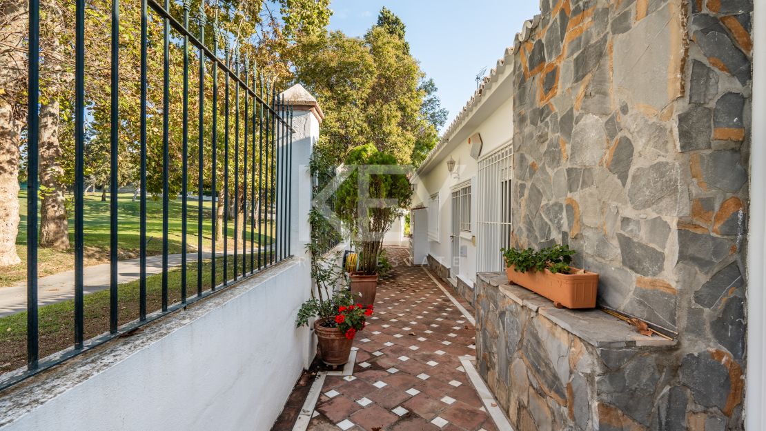 Элегантная вилла с видом на гольф и спокойной атмосферой для жизни на свежем воздухе в Гуадальмина Альта