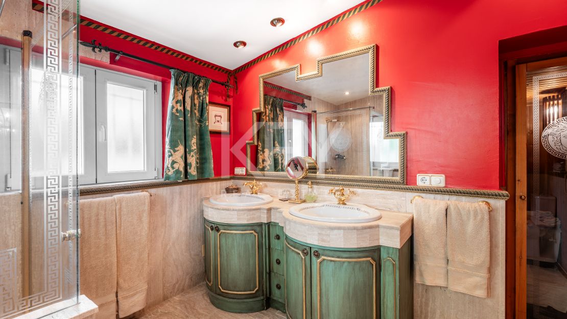 Элегантная вилла с видом на гольф и спокойной атмосферой для жизни на свежем воздухе в Гуадальмина Альта