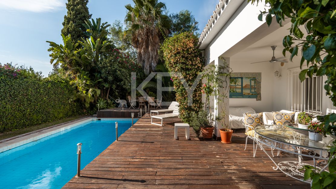 Элегантная вилла с видом на гольф и спокойной атмосферой для жизни на свежем воздухе в Гуадальмина Альта