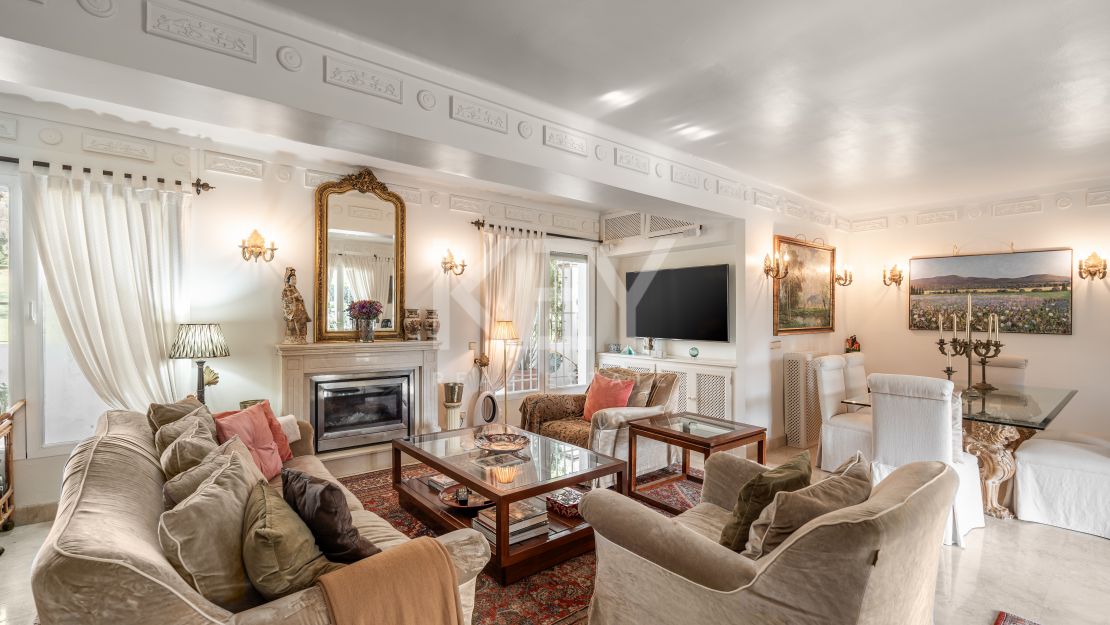 Элегантная вилла с видом на гольф и спокойной атмосферой для жизни на свежем воздухе в Гуадальмина Альта