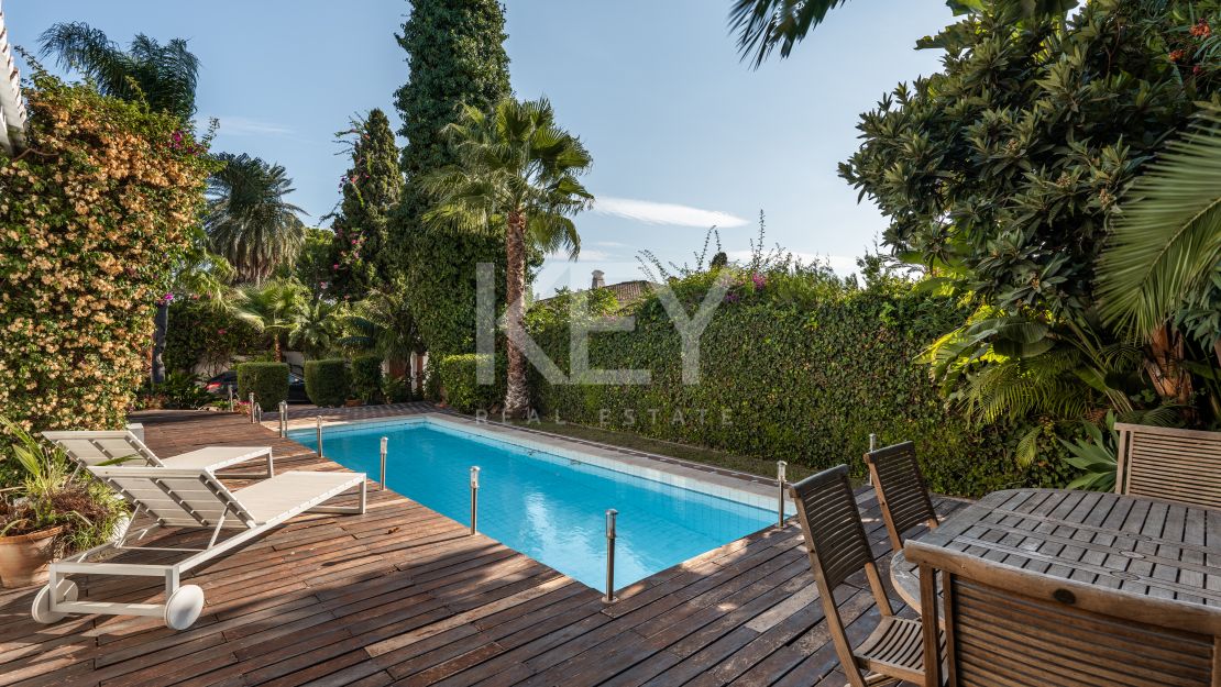 Элегантная вилла с видом на гольф и спокойной атмосферой для жизни на свежем воздухе в Гуадальмина Альта