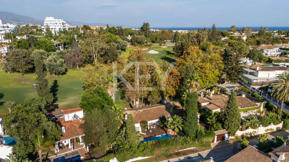 Элегантная вилла с видом на гольф и спокойной атмосферой для жизни на свежем воздухе в Гуадальмина Альта