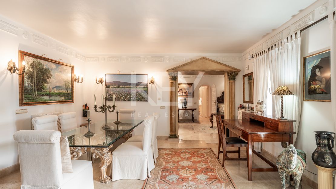 Элегантная вилла с видом на гольф и спокойной атмосферой для жизни на свежем воздухе в Гуадальмина Альта