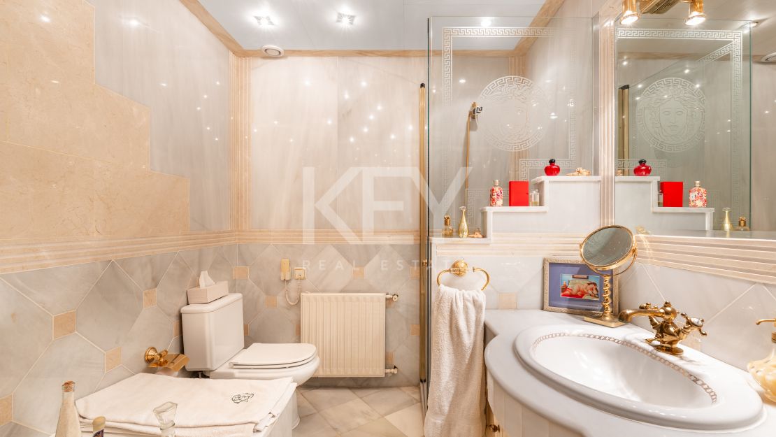 Элегантная вилла с видом на гольф и спокойной атмосферой для жизни на свежем воздухе в Гуадальмина Альта